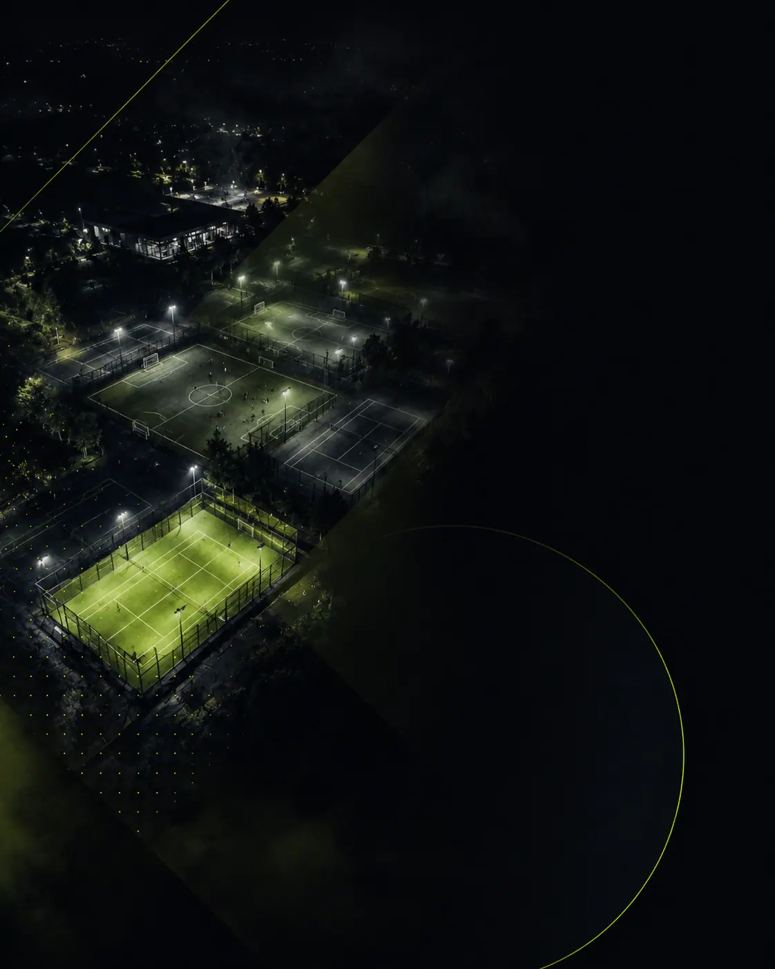 Vista aérea de canchas de pádel iluminadas de noche